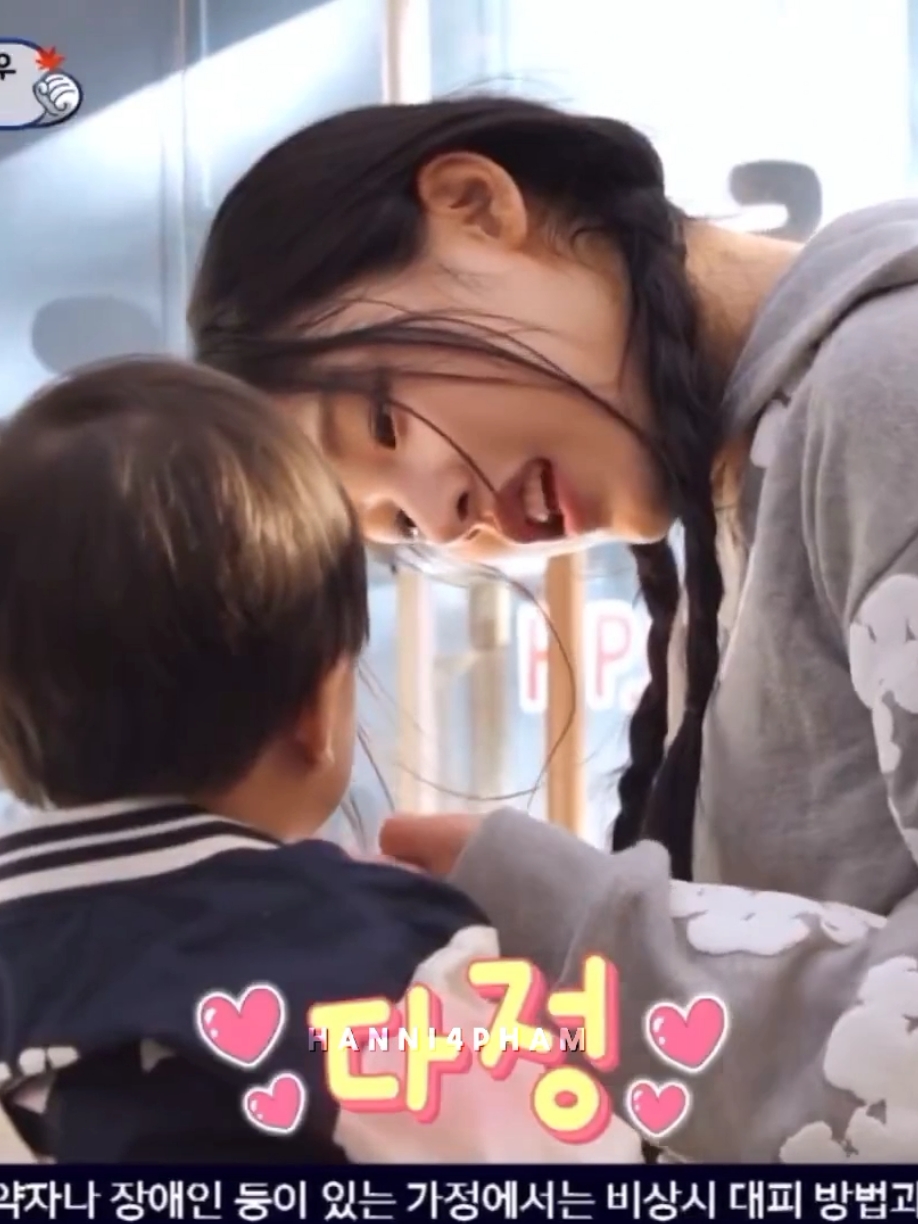 she took good care of baby jungwoo, babysitter minji 😭 #minji #newjeans #baby #cute 