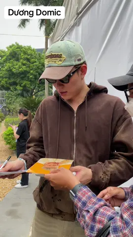 Chàng trai thuận cả 2 tay. Khi viết sử dụng tay phải, khi ăn sử dụng tay trái😃