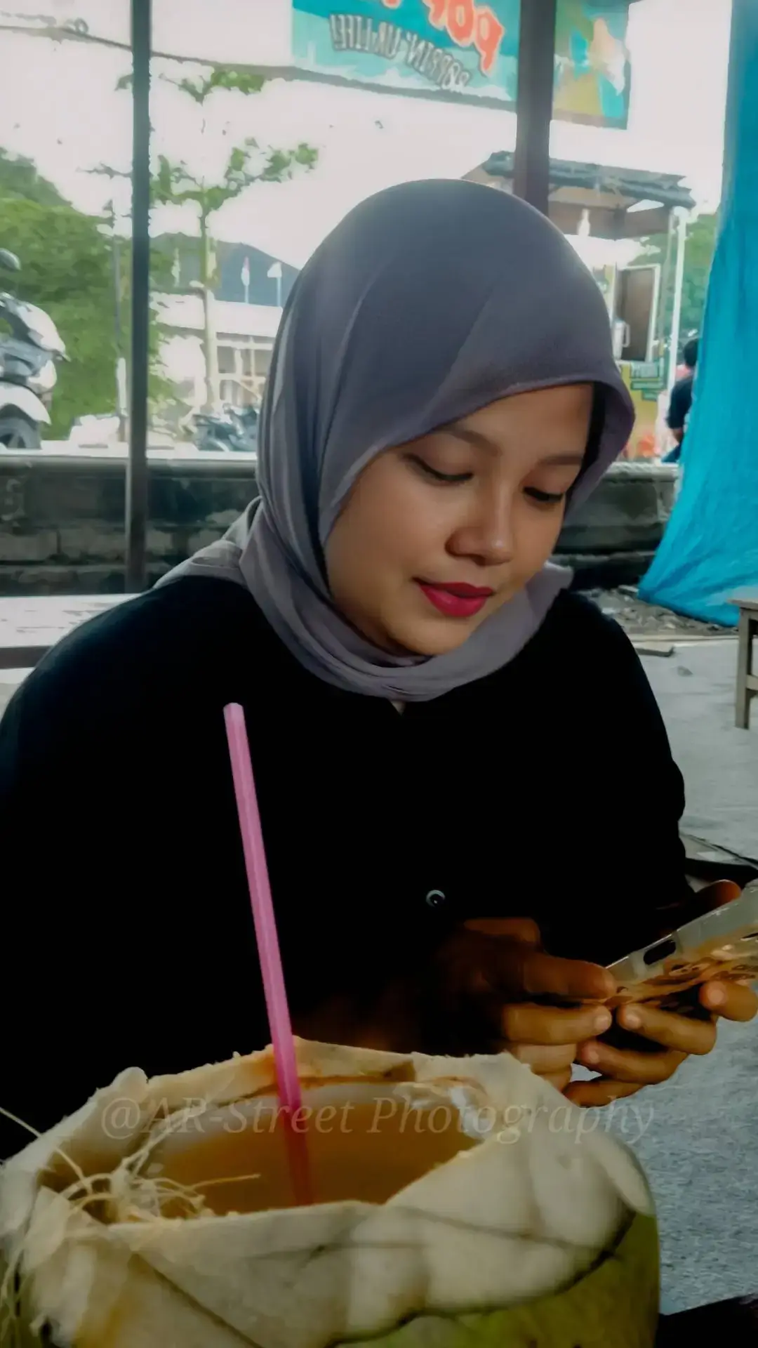 Seandainya kata-kata itu dapat menjelaskan perasaan, dan sempat akan dikatakan. Bahwa kerinduan ini pada dirinya ada dari sejak waktu yang lama. setiap hari, kerinduan padanya semakin besar.  Dan jika ini adalah jalan yang salah, maka tidak akan pernah mengatakan, walaupun itu adalah cinta dan kerinduan. Biarkan penderitaan dan siksaan adalah sebagai penebusnya.  Foto Ilustrasi diperankan oleh model