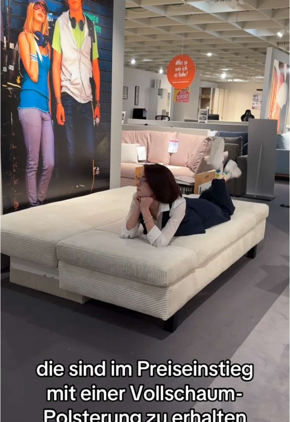 Das kleine Schlafsofa A,B,C. Eine kurze Zusammenfassung für euch, damit ihr die Basics vor dem nöcshten Kauf kennt. Natürlich kann man noch viel tiefer in das Thema eintauchen. Ihr dürft mir jederzeit gern Rückfragen stellen. Aber so wisst ihr schonmal ganz grob welches Sofa zu euren Bedürfnissn passt.  #fyp #explore #weihnachten #möbel #familythings #christmas #treanding #trends #einrichtung #einrichtungsideen #wohnen #wohnenunddekorieren #cord #stoff #tips #realtalk #möbelhaus #sofa #couch #schlafsofa