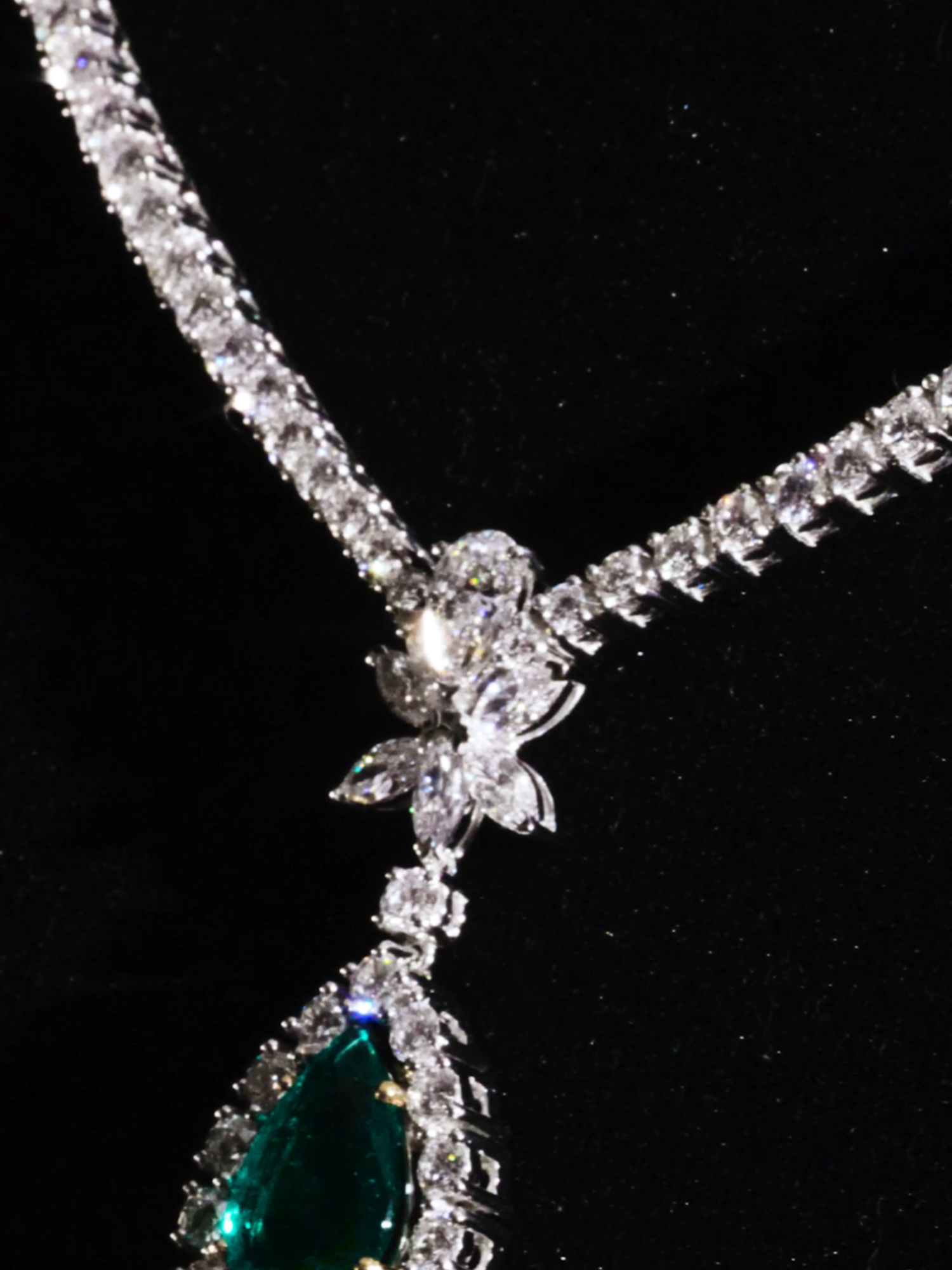 For over 10 years Royal diamonds has discovered and crafted the world's most magnificent diamonds and gemstones.  Discover a breathtaking collection of high jewelery wonders.  #iosonopreziosa#preziosamagazine #royaldiamonds #royaldiamondsgroup #elegance #highjewelry #diamondsmoment