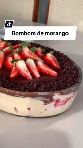 Bombom de morango 😍 A receita perfeita pro Natal! Todo ano faço esse bombom de morango e não sobra nada de tão gostoso! Anota aí:  Ingredientes:  2 latas de leite condensado  2 caixinhas de creme de leite  1 xícara de leite em pó  1 xícara de leite  150 gramas de chocolate branco  400 gramas de morangos higienizados e picados ( deixe alguns pra decorar)  Ganache:  200 gramas de chocolate meio amargo  200 gramas de creme de leite  Modo de preparo creme: misture o leite condensado com o leite em pó e misture bem, depois acrescente o creme de leite e o leite, leve ao fogo médio até borbulhar, acrescente o chocolate branco e quando derreter desligue o fogo e deixe esfriar. Depois de frio junte com os morangos e misture bem, coloque em uma travessa!  Misture o chocolate com o creme de leite e leve ao microondas por 1 minuto, misture bem e jogue por cima do creme com morangos, leve pra geladeira por 4 horas. Finalize com granulado de chocolate e morangos, aproveite!🍓 Fica surreal de gostoso, apenas façaaaam!😍 #sobremesa #confeitaria #receitas #natal #comida #doce #almoco #morango #chocolate #bombomdetravessa 