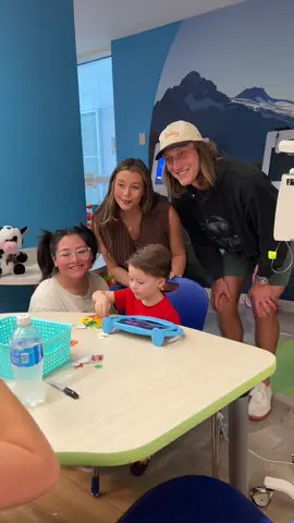 Our favorite Wolfson Children’s Ambassadors stopped by for a craft session with our patients last week! 🫶🏻 Thank to @DUUUVAL QB Trevor Lawrence & his wife Marissa for bringing smiles to our #WolfsonWarriors this holiday season. 💛🍂