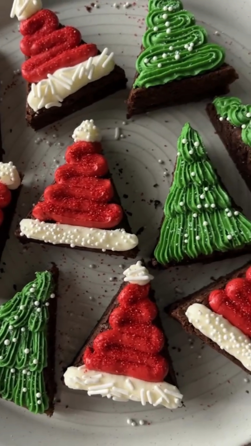 Christmas brownies 🎅🎄 made into little Santa hats and Christmas trees! one of the easiest ways to add some festive fun to a classic dessert 🍫 you can use boxed brownie mix or make the brownies from scratch. once they’re cooled, cut into triangles and then top with buttercream and sprinkles. #Christmas #Christmasbaking #Christmastreats #Christmastrees #Santahat #brownies 