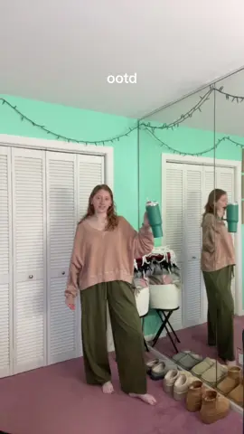 a cozy fit for a cozy day  #OOTD #redheadthriving #basicoutfit @Halara_official @aerie @Stanley 1913 #aerie #aeriereal #halara 