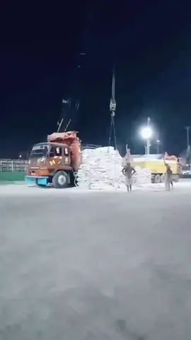 PROSES MUAT PUPUK DI PELABUHAN GRESIK Y TUJUAN KOTA PEKAN BARU RIAU#pejuang1kfollower #CapCut #brandafypシ #fypage #fyppp #viraltiktokr #brandatiktok #fypage #viralvideo #jujutsukaisen #affiliatemarketing #affiliatemarketing #viraltiktoks #viral_video #farm 