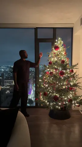 Tis the szn 🎄 #homedecor #christmastree #boyapartment #christmas #decor #apartment 