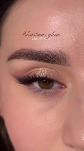 ✨Świąteczny makijaż z kolekcją Home Alone @NYX Cosmetics Polska oczu użyłam palety Ultimate „Battle Plan” – spójrzcie tylko na ten błysk! 🪩😎 Cienie nakładają się mega łatwo, a błyski pięknie odbijają światło!✨ Do makijażu twarzy sięgnęłam po Buttermelt Face Palette - idealna opcja, bo zawiera aż trzy kultowe odcienie 🫢 PS: Jeśli chcesz zaskoczyć swoim świątecznym lookiem, sięgnij po kalendarz NYX PM za 449,99 zł  (wartość produktów to aż 960 zł)! 🎄💄 Reklama  #makeup #nyxcosmeticspl #współpracapłatna #christmasmakeup #kevinsamwdomu #homealone #kalendarzadwentowy
