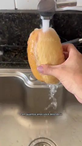 Com quantos anos você descobriu isso? Eu com 31 Esse pão tem uns 4 dias que está no congelador da geladeira e eu só fui fazer hoje cedo kkk  Molhei um pouco como mostrei no vídeo e coloquei na airfryer a 180 graus por 5 minutos ( se quiser mais moreninho é só deixar mais tempo) Deu super certo e eu amei o resultado! Você já tinha visto isso? #paonaairfryer #dicadodia #donadecasa 