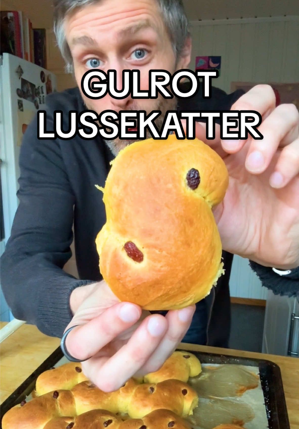 Jeg vil først og fremst bare si tusen takk til dere som har nominert meg til Vixen! Nå er jeg semifinalist i kategorien ‘Mat’ og du kan stemme på meg frem til 1. desember.  Det er dere som holder meg gående! Om/når jeg vinner er prisen like mye en del av deres fortjeneste. Igjen, tusen takk som følger med på hva jeg gjør. Og til dere jeg har blitt så godt kjent med via DMs. Saftige lussekatter laget med gulrøtter: INGREDIENSER 2,5 dl helmelk 3 gulrøtter – kuttet i 2,5 cm biter 150 g sukker 120 g smeltet smør 2 egg – romtemperert 1 ½ ts salt 700 g mel 1 pakke tørrgjær 1/2 dl kremfløte 1 pakke rosiner – lagt i vann FREMGANGMSÅTE Blend helmelk og gulrøtter i en kraftig blender til en glatt “gulrotmelk”. Ha 