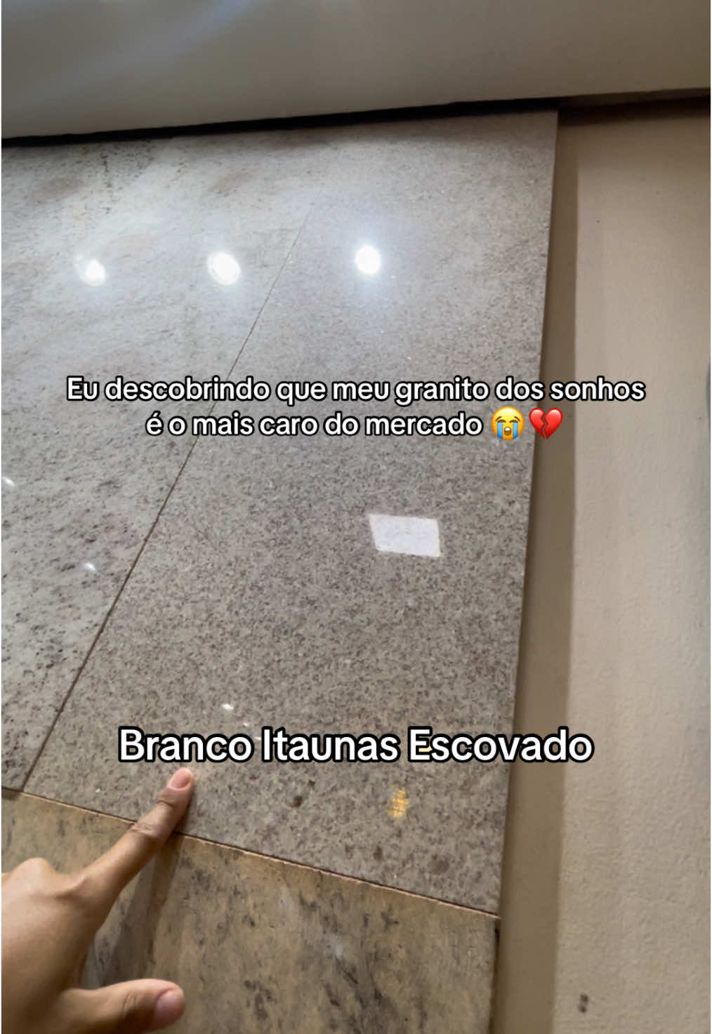 Quanto que esta saindo essa pedra na cidade de vcs? Aqui esta custando em media 600 reais o m2 🫠 #granitoescovado #brancoitaunas #diariodeobra #fyp 