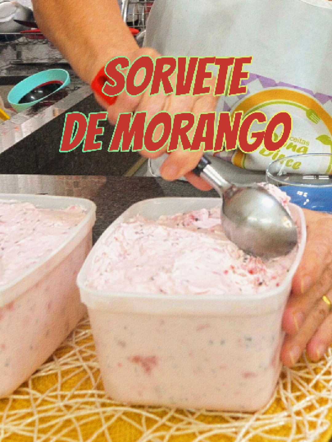 Sorvete de Morango com Chocolate | Sorvete Caseiro | Sorvete de Frutas #receitadonadirce #sorvete #morango #sorvetecaseiro #sorvetedemorango    Ingredientes: - 500 gramas de morango - 1 caixinha de leite condensado (395 gramas) - 500 ml de chantilly - 1 xícara de chá de chocolate (confeito)    Obs.: Medida da Xícara de Chá : 200 ml