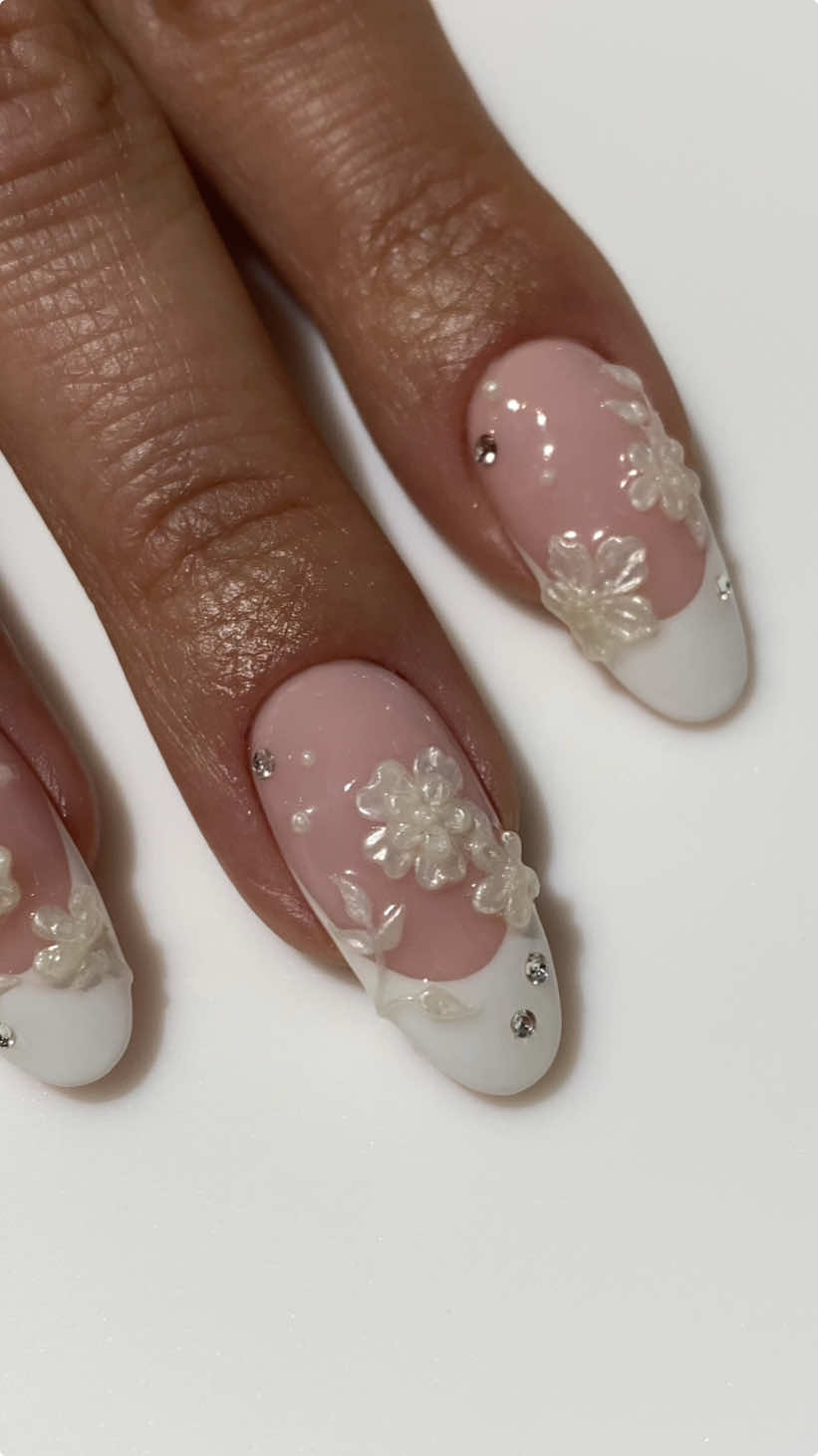 These nails deserve to be in a museum once the panic was over and I figured out how to work with the Clodi Art Embo gel it soon became one of my faves, I mean look at the finish, the little appliqués look like porcelain 🥹 even on the blue silicone they look just like Wedgwood, l've gotta do that next!! How long do you think these nails took me?😆 #3D #wedding #nails #clodi #koreannailgel 