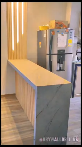 Barra para cocina en drywall recubrimiento en lamina marmolizada y wpcpanel  🛠️👌♻️Convierte los espacios de tu hogar en lugares únicos, con los mejores acabados y diseños en tendencia🏠 👷🏡En drywalldesigns le damos vida a la casa de su sueños📝 Cotización sin costo #cocina #drywall #construction #diseñodeinteriores #wpcwallpanel #ledstriplights #marmolizadospvc