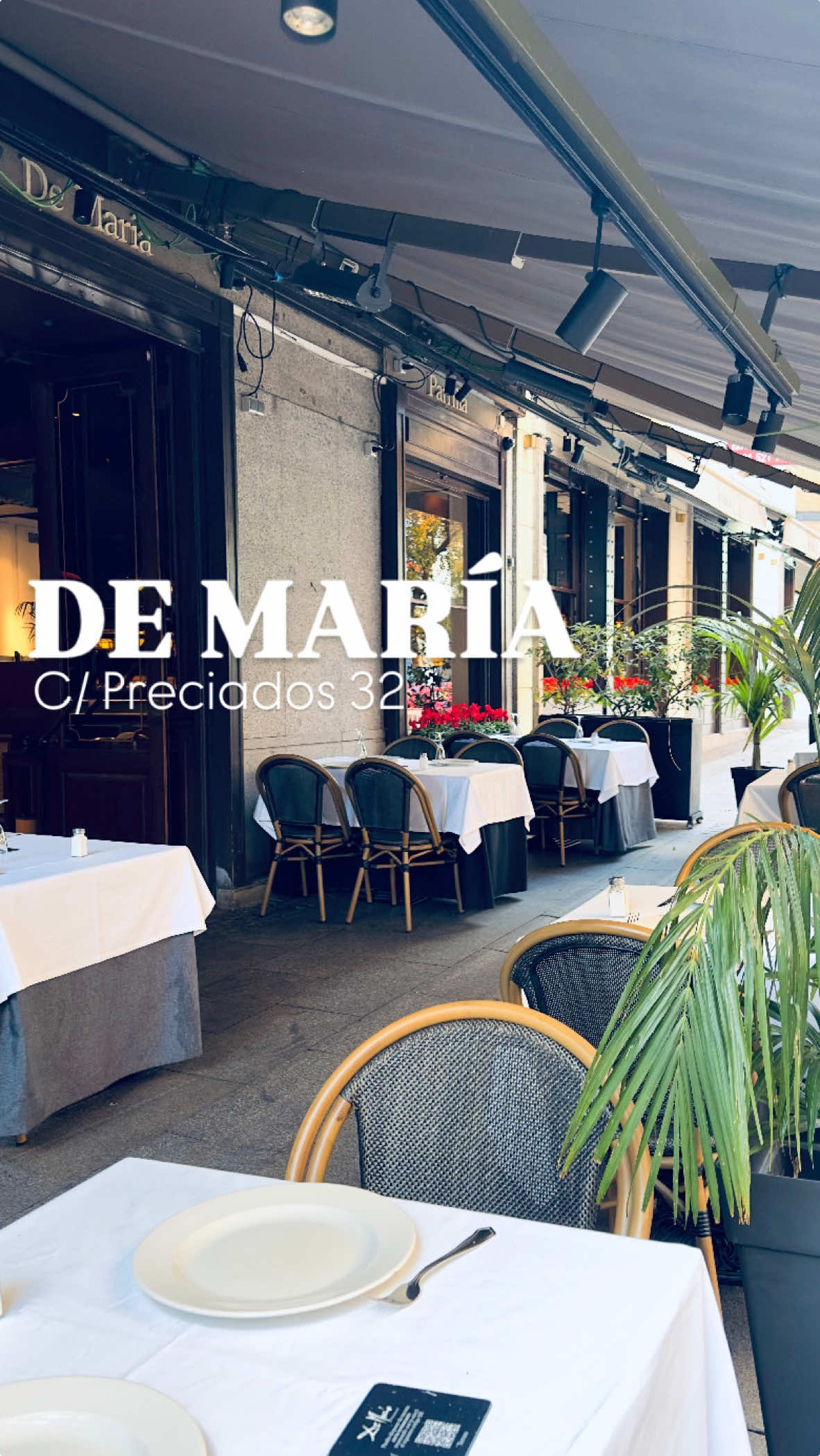 En pleno corazón de Madrid, en la calle Preciados 32, está el Restaurante de María, un lugar lleno de tradición en una de las calles más emblemáticas de la ciudad. Aquí podrás disfrutar de platos caseros con un toque moderno, perfectos para recargar energías mientras paseas por el centro. Un sitio auténtico donde se come bien y con gusto. ¡Te esperamos en el Restaurante de María! 🍴🔥🍴 . #madridfood #foodmadrid #madridcentro #shoppingmadrid #demaria #restaurantedemaria #puertadelsol #callaomadrid #preciartemadrid 