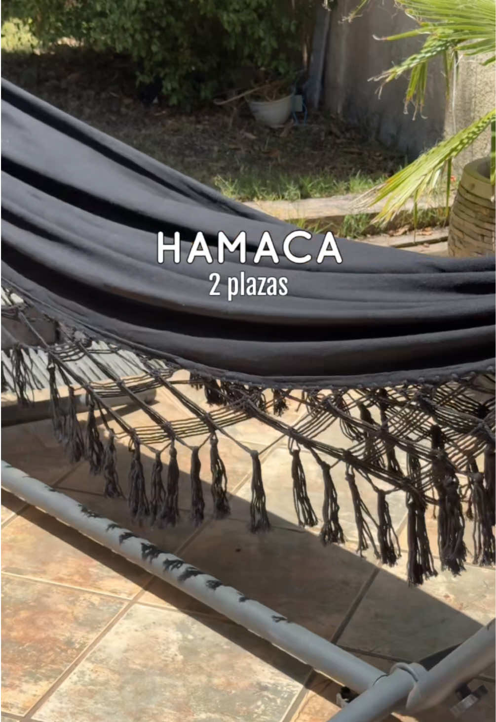 Relájate en grande con nuestra hamaca doble🧘🏻‍♂️☀️ Soporta hasta 200 kg, hecha de algodón resistente con detalles elegantes de borlas tejidas a mano. Perfecta para terrazas, playas o cualquier rincón especial. Fácil de transportar, instalar y disfrutar. Disponible en negro y blanco. ¿Listos para el verano?😎 #Hamaca #Verano #Stgo #Chile
