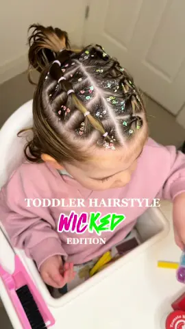 “Pink goes good with green, don’t you think?” 🩷💚 p.s did you peep the jumpers 🥹  #hairglitter #toddlerhair #toddlerhairstyles #wicked #wickedmovie #glinda #elphaba #popular #girlmom 