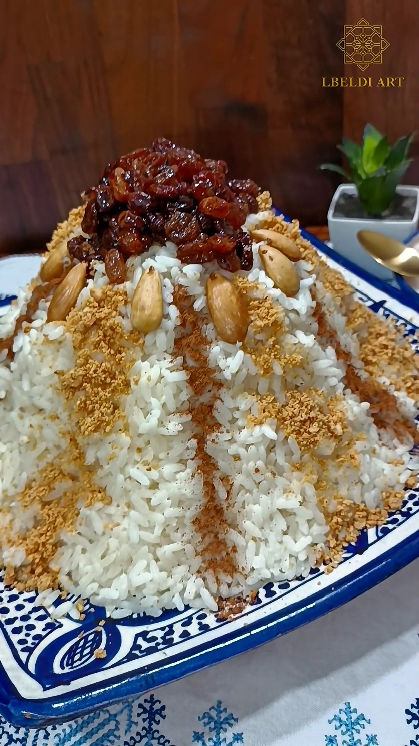 سفة الروز بالزبيب واللوز لذيذة 👌 المقادير 👇👇  - نصف كيلو روز ݣلاصي  - ثلاث ملاعق حليب مركز محلى - ملعقة كبيرة زبدة  - كيس سكر زهرة البرتقال  - نصف كأس حليب دافئ  - ملح  **الزبيب** - نصف كأس زبيب  - ملعقة كبيرة سكر  - ملعقة صغيرة قرفة  - ملعقة صغيرة زبدة  - نصف كأس ماء **للتزيين** - لوز  - قرفة #حركة_لاكسبلورر #المغرب🇲🇦تونس🇹🇳الجزائر🇩🇿 #المطبخ_المغربي #المطبخ_العربي #الفن_البلدي #وصفات #lbeldi_art #سفة_الروز #سفة_الروز_سريعة #سفة_مغربية #سفة #seffa #seffamaroc