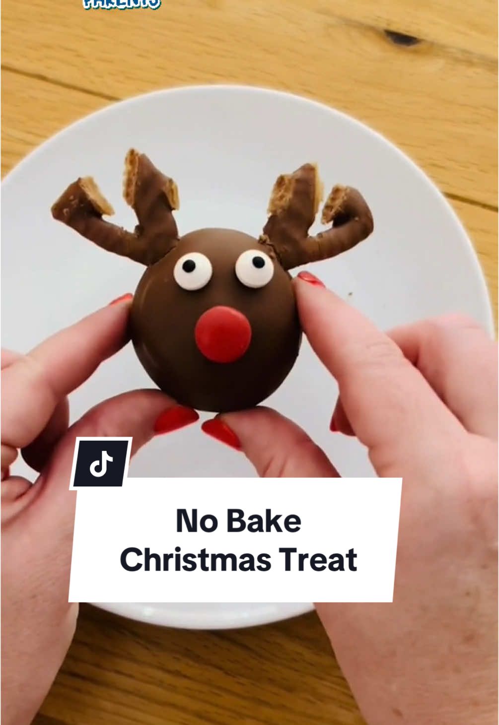 No bake Christmas treat with a chocolate tea cake base. #christmassnacks #EasyRecipes #kidsactivities #HolidayTreats #holidaybaking #easybaking #bakingwithkids #festivetreats #kidssnacks #nobake 