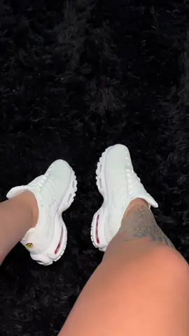 Esse triple white 😮‍💨😮‍💨 Vem garantir o seu 🛒💨 #airmax #airmaxplus #tn #tns 