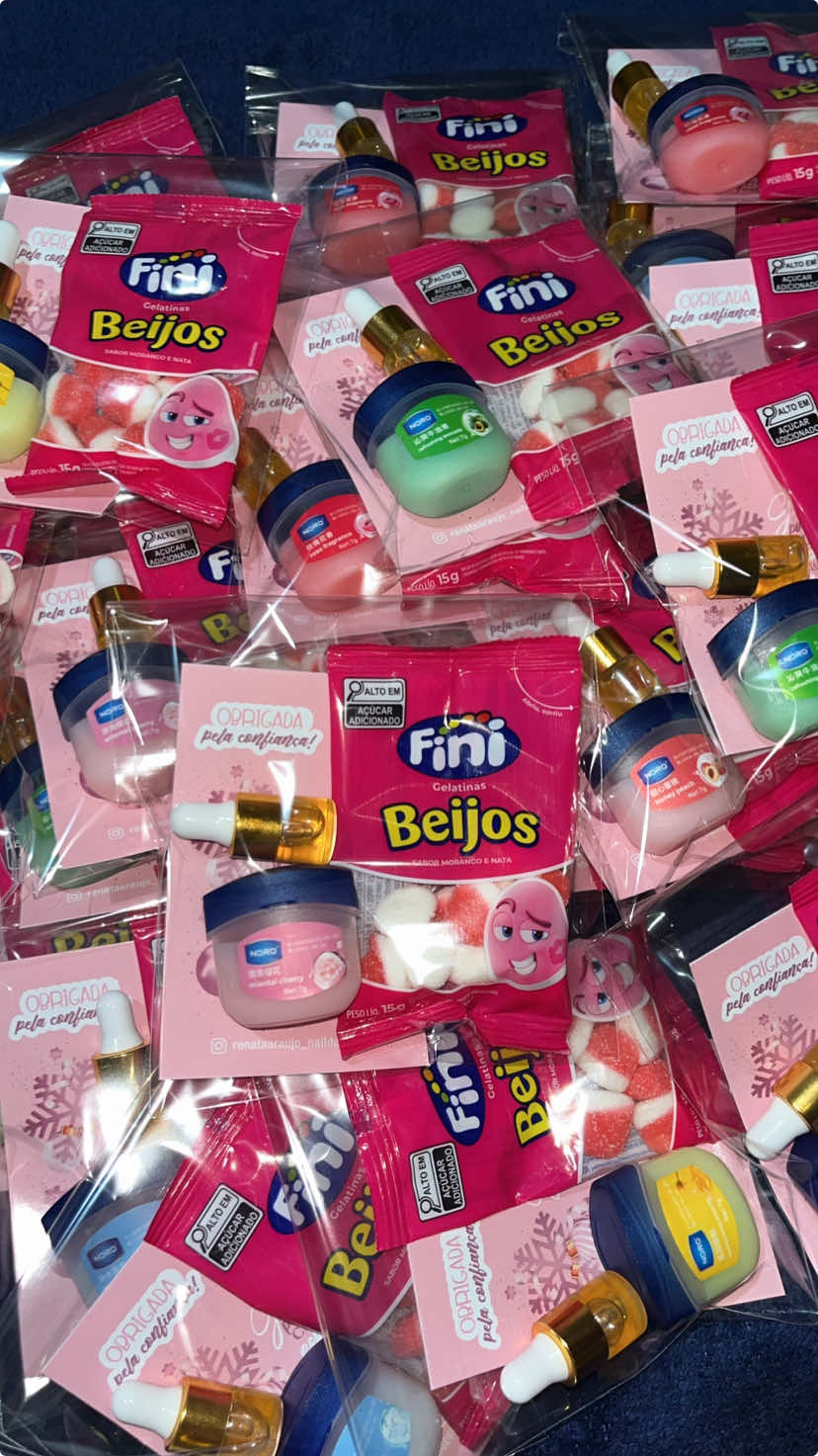 Montando os mimos de natal das minhas clientes desse ano 🎁💖🎄 Hidrante labial, óleo para cutículas e uma bala fini 🥹  (Postei o link de todos nos comentários e tenho os links no meu insta nos destaques)