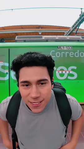 Maquillandome en la calle… Tenia vergüenza pero literalmente la gente pasa como si nada… cada uno en sus problemas😅