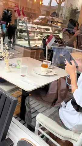 She had a bee 🐝 in her coffee ☕️ #coffee #irlstreaming 