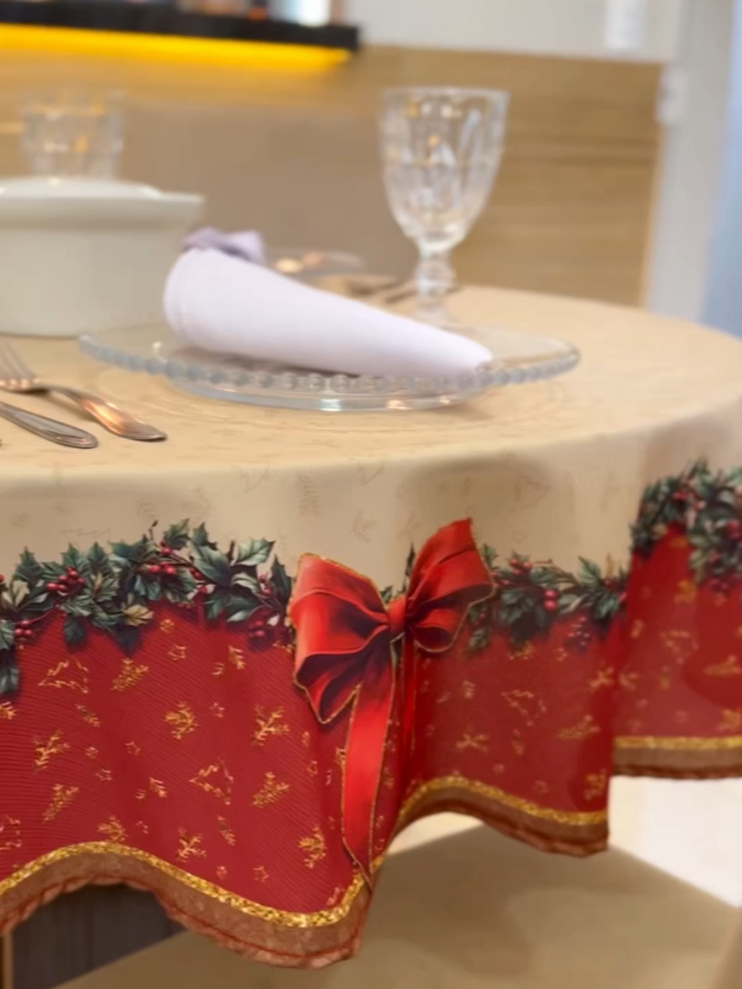 Chegou a época mais aguardada do ANO!!! E como a gente ama inovar, trouxemos essa super novidade pra vocês, toalha de mesa no tema de Natal 🎄🎅🏻 Estamos com opções pra mesa redonda, retangular, quadrada e até caminho de mesa. Confere aí!  Não perde mais tempo, vem garantir a sua decoração de Natal!!!  #novidades #ideias #natal #papainoel #lancamento #coleçãonova #merrychristmas #familia #novidades #kit #toalhademesa #toalha #mesa #decor #inspiracao #ideiasnatal