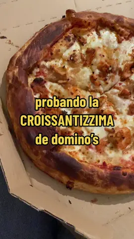 cuando llevas unos cuantos trozos cansa un poquito pero esta rica, merece la pena probarla #dominos #croissantizzima #pizza 