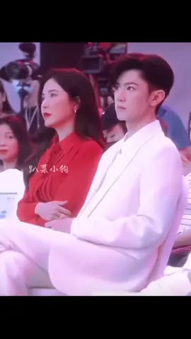 cielah yuan senyum2 pas lusi dateng, udah mah ngeliatinnya fokus bgt sampe lusi duduk masih diliatin🤏🏻😭  #chenzheyuan #zhaolusi #hiddenlove 