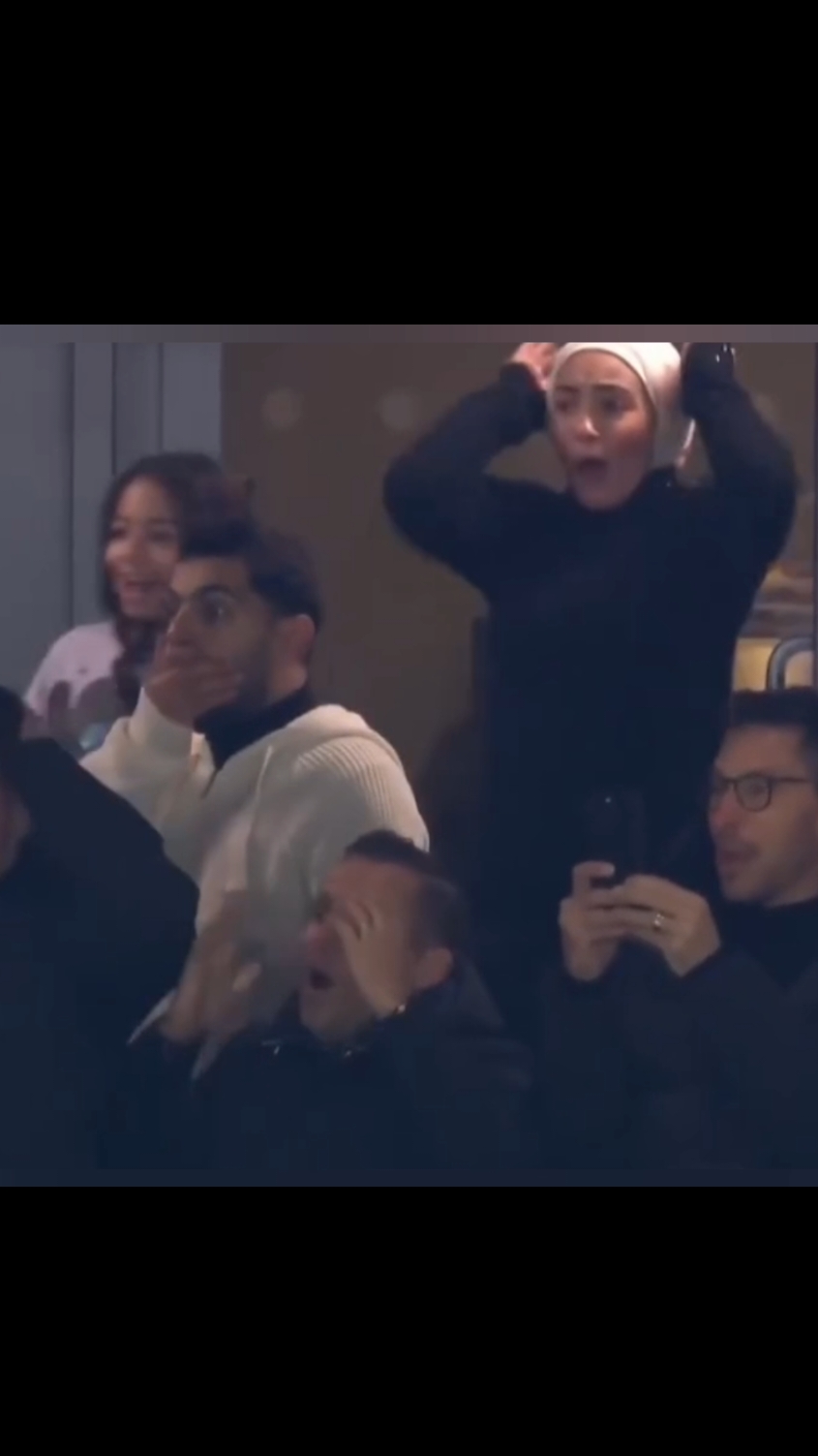 مباراه من اقوي مباريات دوري ابطال اوروبا وحصرت زوجه صلاح ع إهدار الفرصه 