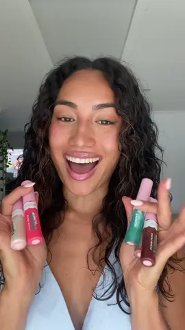 GLOSS ALERT 🚨 The product of the season by @Covergirlanz with amazing shades making them a great a great stocking stuffer! Available @chemistwarehouseau, for plump lips and a minty fresh scent 🎄💙🧊⛄️❄️ #AD #EASYBREEZYBEAUTIFUL #Covergirl #Covergirlcleanbeauty 