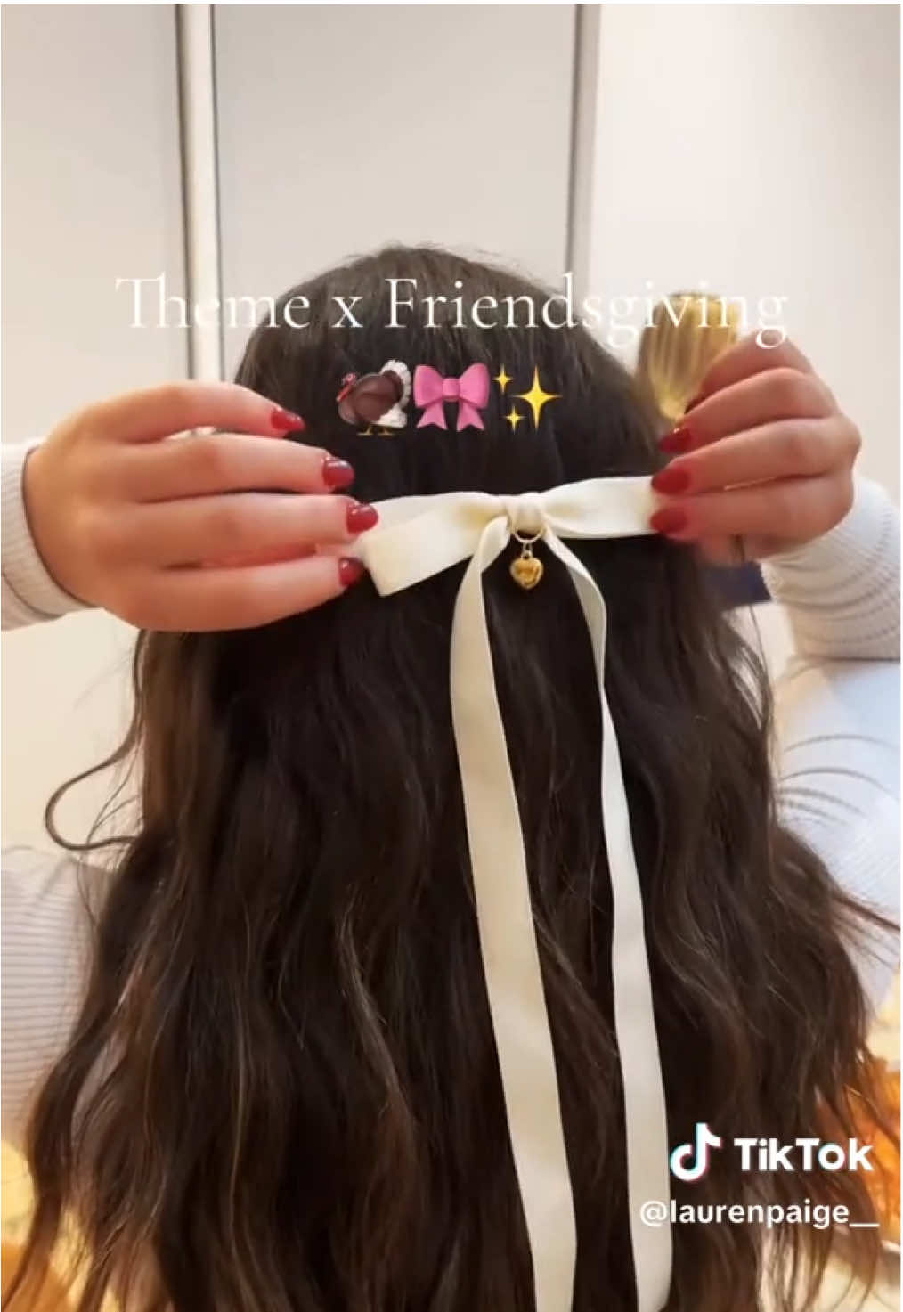 THEME x Claires bows at the most perfect friendsgiving💘🍁🦃🩷💋💓@Claire’s @Lauren @elie #friendsgiving #bows #themexclaires #fyp 