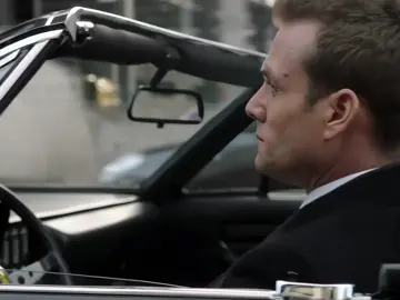 Wiki Suits Suits Harvey Specter #harveyspecter #suits  ￼ Informações gerais Nome completo Harvey Reginald Specter Apelido(s) Harv O Melhor Negociador da Cidade Conselheiro Robert Duvall Batman Pai Sherlock Negociador Braço Direito Majestade Bonitão Garoto de Sorte Mano H Superman James Bond Reggie Jackson Capitão Risco Chefe Michael Jordan Clyde Nascimento Na década de 1970 Estado Vivo Residência Nova Iorque, Nova Iorque Informações de trabalho Profissão Promotor (antigamente) Advogado Local de trabalho The New York County District Escritório do Promotor Pearson Hardman (antigamente) Pearson Darby (antigamente) Pearson Darby Specter (antigamente) Pearson Specter (antigamente) Pearson Specter Litt (antigamente) Specter Litt (antigamente) Zane Specter Litt Posição Sócio nominal Sócio-gerente Sócio sênior Sócio júnior (antigamente) Associado sênior (antigamente) Assistente de promotor (antigamente) Informações físicas Gênero Masculino Cor do cabelo Castanho escuro Cor dos olhos Castanho escuro Informações pessoais Família Gordon Specter † (pai) Lily Specter (mãe) Marcus Specter (irmão) Relações Donna Paulsen Louis Litt Mike Ross Jessica Pearson Rahim Benghazi Zoe Lawford (ex-namorada) Dana Scott (ex-namorada) Paula Agard (namorada) Alex Williams Jeff Malone Daniel Hardman (de certa forma, antigamente) Cameron Dennis (mentor) Ray Marcus Specter (irmão) Lily Specter (mãe) Informações reais Papel Protagonista Ator Gabriel Macht Dublador Paulo Bernardo Temporada(s) 1ª, 2ª, 3ª, 4ª, 5ª, 6ª, 7ª, 8ª, 9ª Primeira aparição Episódio 