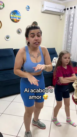 Encostou no carregador pronto acabou o amor 😱😂 #filhos #irmaos #mae #familia 