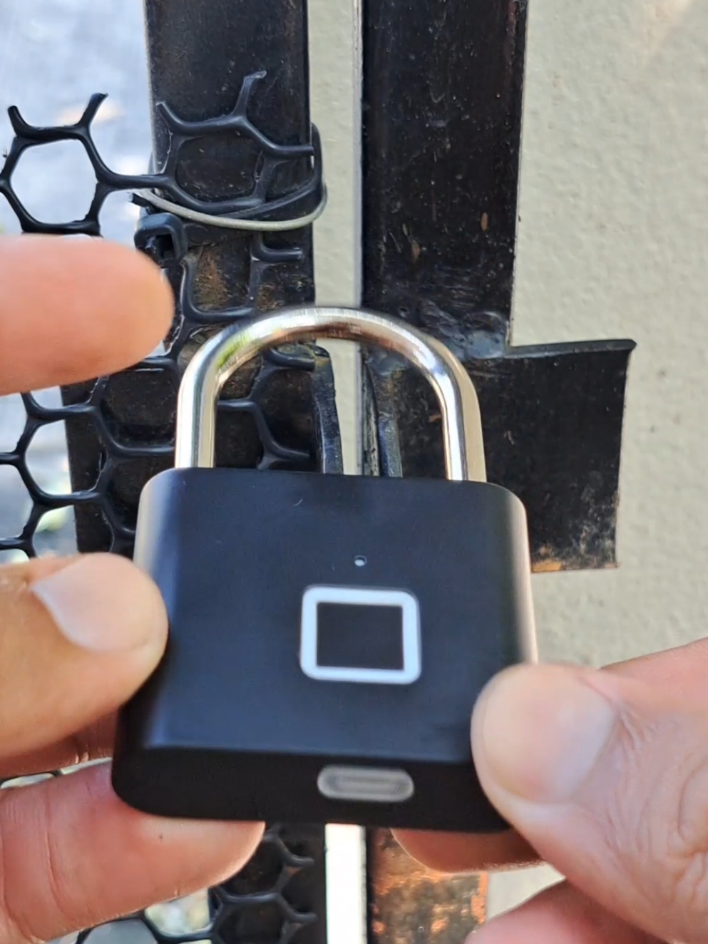 กุญแจสแกนลายนิ้วมือ fingerprint padlock ไม่ต้อพกดอกกุญแจ สะดวกปลอดภัย #tiktokshop #กุญแจ #กุญแจบ้าน#แม่กุญแจ #ใช้ดีบอกต่อ #Test_and_Tell 