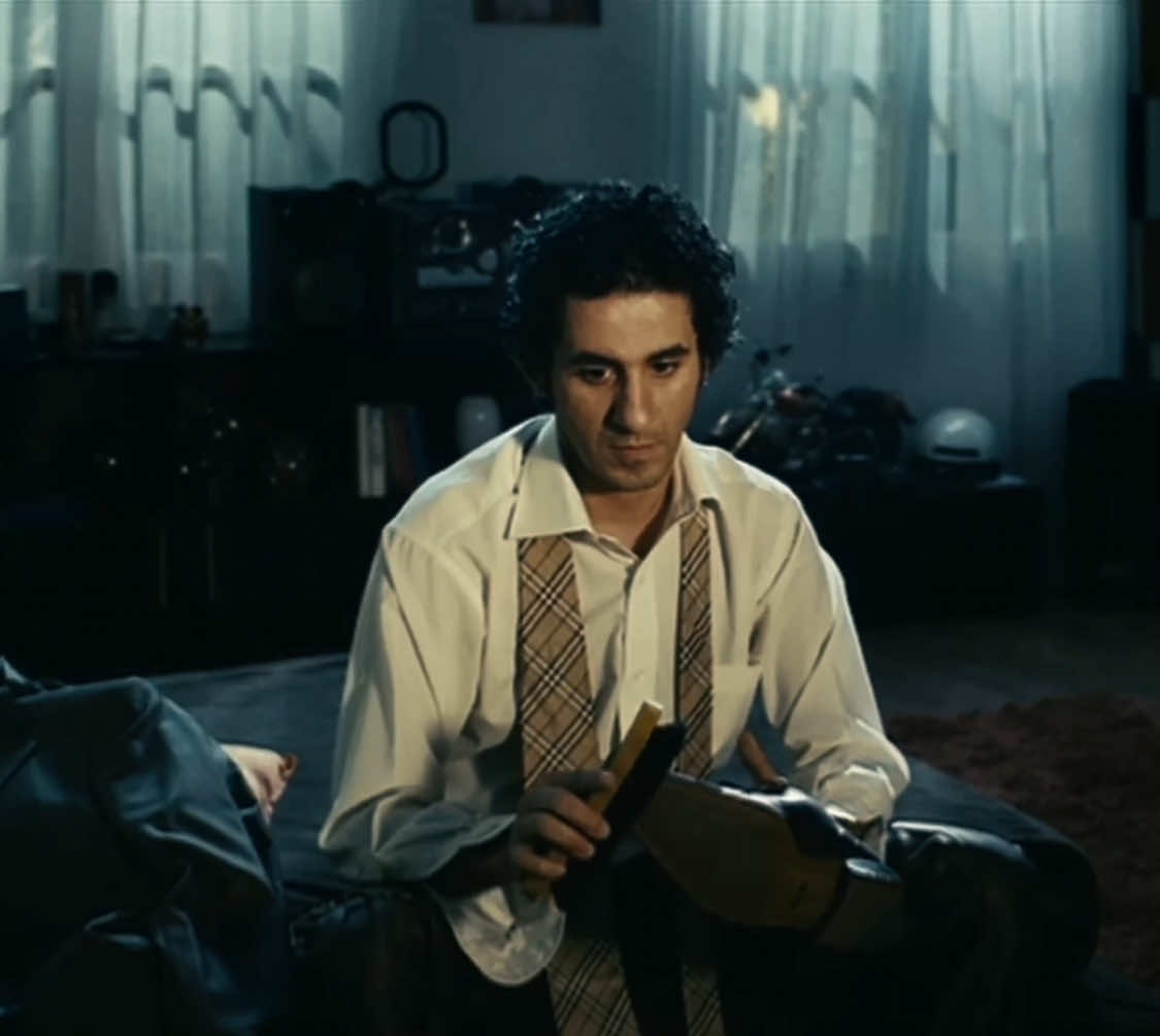 المرايا (شيرين) 🖤@Ahmed Helmy  الفيلم بيحكي عن حسن مهندس طيران يعيش مع أمه وأبيه ويرتبط بيهم ارتباطاً قوياً، يتعرف علي فريدة ويقضيان معاً وقتاً سعيداً، يتم فصله من العمل لعدم تركيزه ، فتأتي له أمه بطبيب نفسي وتكشف له أن أباه قد مات ، وانه مصاب بالتهيؤات حتي يوافق الذهاب الي المصحة ويتم علاجة ويخرج الي الحياة ويقابل حبيبة التي تشبة فريدة ويبدآن معاً حياة جديدة #احمد_حلمي #ahmedhelmy #شيرين_عبدالوهاب #sherineabdelwahab #افلام #اغاني #ملخص_فيلم #حالات_واتس #fyp #استوريهات #حزين #اكسبلور #capcut_edit 