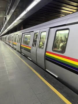 Hemos vuelto.  Tren CAF saliendo de la Estación Chacaíto, dirección Palo Verde.  #Metro #MetroDeCaracas #Caracas #Trenes #CAF 