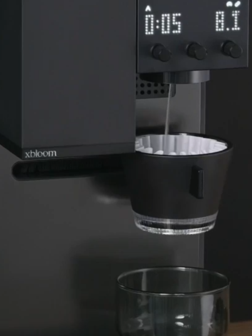 เครื่องดริปกาแฟอัตโนมัติ x𝗕𝗹𝗼𝗼𝗺 𝗦𝘁𝘂𝗱𝗶𝗼  All-in-One Coffee Brewer Machine for Specialty Coffee   เครื่องดริปกาแฟอัตโนมัติที่ล้ำสมัยที่สุด มาพร้อมเทคโนโลยีอัจฉริยะที่จะนำพาประสบการณ์การดื่มกาแฟแบบพิเศษสุดจากคาเฟ่ถึงบ้านคุณ รวมฟังก์ชันการบดและตาชั่งในตัว เพื่อความแม่นยำและรสชาติที่สมบูรณ์แบบ ทั้งยังรองรับการใช้งานผ่านแอปพลิเคชัน เพื่อให้คุณปรับแต่งโปรไฟล์การชงที่คุณชื่นชอบได้อย่างง่ายดาย 📍  𝗣𝗼𝗿𝗷𝗮𝗶 𝗖𝗼𝗳𝗳𝗲𝗲-พอใจ คอฟฟี่@นนทบุรี (ซ.พิบูลสงคราม 𝟵) 🎯บริการ delivery:  https://lin.ee/0TP6vkVb   🚗Google map:  https://bit.ly/3WjEOau ☎️โทร: 021250561 📅เวลาทำการ: 08.00 -17.00 น. . #specialitycoffee #coffee #coffeedrinks #ร้านกาแฟนนทบุรี #นนทบุรี #Nonthaburicafe  #mindyourflavours #coconutmatchalatte #mindyourflavours #CafelatRobotManual #Cafelatrobot #coffeemaker #เครื่องชงกาแฟ #จำหนายอุปกรณ์กาแฟ #AgaligoFamily #coffeerobotn #TalkingAndSharingLifeExperience #ABT #AlternativeCoffeeBrewingTool #xbloomstudio