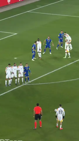 Florian WIRTZ free kick 😳🔝🔥 #futbol #fuutgalaxy #futboledits #parati #trendingvideo #reels #foryoupage❤️❤️ #fcbarcelona #alemania #wirtz #florianwirtz 