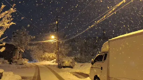 နှင်းလေးဖွေးဖွေးလေး....