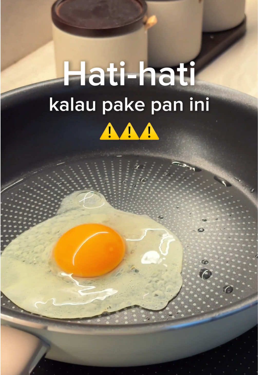 Ya kalo ga hati2 nanti terbang kayak saya 🤡😂 #dapurminimalis #dapurestetik #interiordesign #wajanantilengket #rekomendasiwajan #makinglifeeasierwithtefal  @Tefal Indonesia Shop 