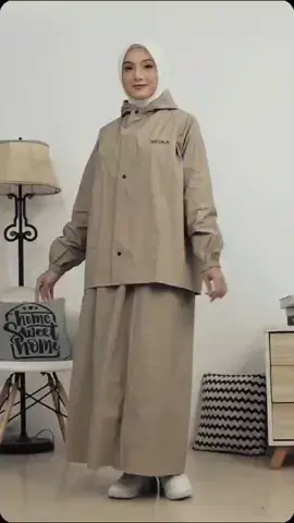 Jas Hujan Wanita Setelan Baju Rok Dewasa Mantel Bahan PVC Tebal Anti Rembes By AKULA Original #jashujanakula #jashujanantirembes #jashujanwanita #jashujankekinian #raincoat #jashujanrok #jashujansyari 