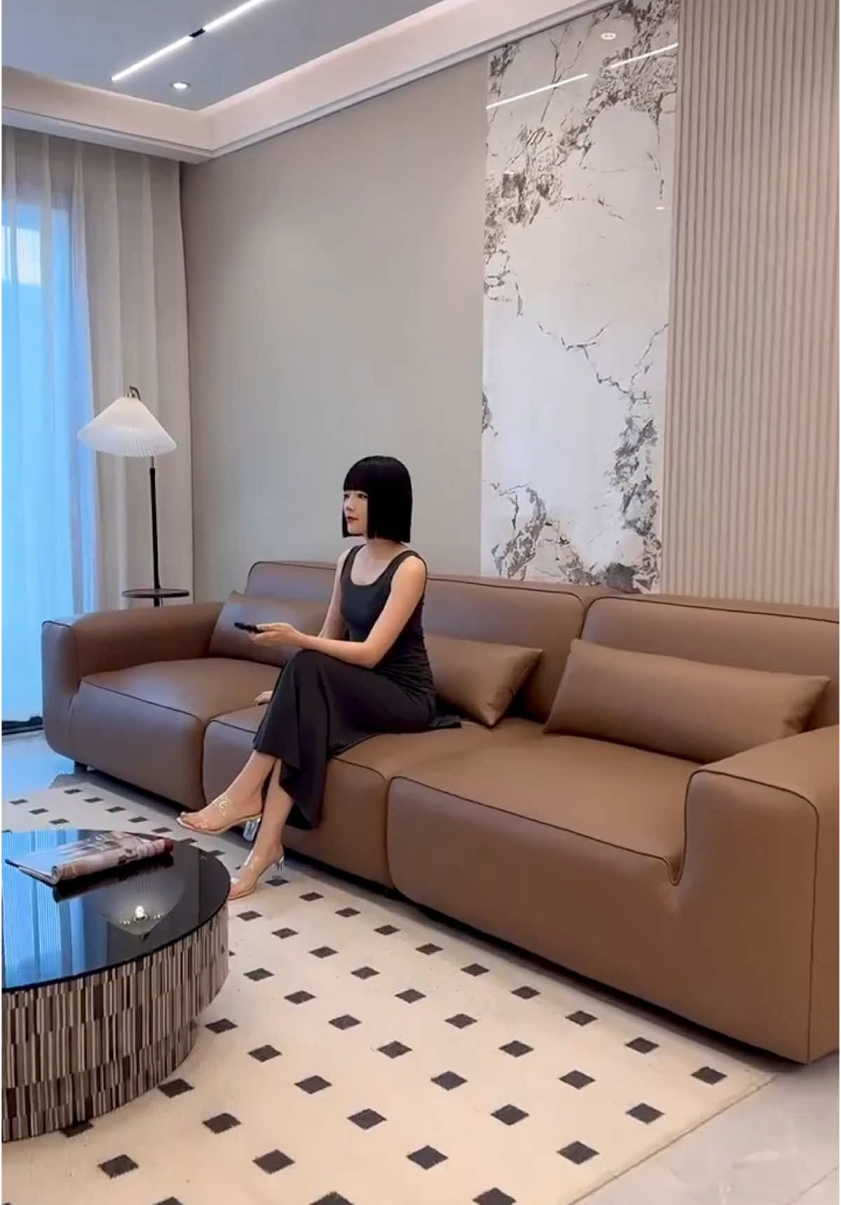 Sofa nâu – đơn giản mà sang, ấm cúng mà tinh tế. Phòng khách đẹp chỉ cần thế! #nộithấtnhàđẹp  #nhà_đẹp #sofa #homedecor #sofahanoi #nhà #bàn_ghế_phòng_khách #sofaphongkhach #sofada #sofavang 