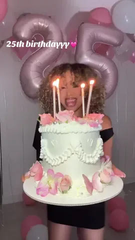 ITS MA BIRTHDAYYYYY!!! 25 and thrivingggg💞 I love bdays so muchhhhh and cherish them fr #birthdaygirl #25 