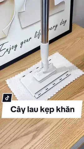 Thật tiện lợi khi có một cây lau nhà tự động kẹp khăn này trong nhà. Dù là khăn mặt cũ, giấy ướt hay quần áo cũ đều có thể kẹp rất chắc chắn. Có thể dùng nó để vệ sinh nhà cửa dễ dàng và tiết kiệm #giadung #giadungtienich #giadungthongminh #caylaunha #caylaunhathongminh #caylaunhakepkhan #taphoadaudau 