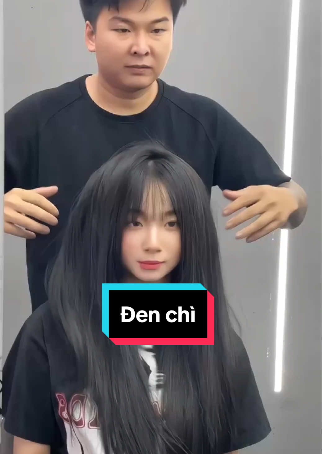 Nếu tóc bạn quá khô vì bóc đen, hãy lựa chọn màu đen chì thì sau này muốn đổi màu tóc cũng sẽ k phải bóc đen nữa nhé #căttocdep #nhuomtocdep #cattocquan10 #taytoc #toctaydep #denthanchi