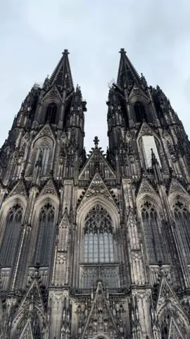 كاتدرائية كولونيا•	بدأ بناء الكاتدرائية عام 1248 واستغرق أكثر من 600 عام لاستكماله، حيث اكتمل في عام 1880. 	•	تعتبر من أبرز الأمثلة على العمارة القوطية في العالم. 	•	تم إدراجها ضمن مواقع التراث العالمي لليونسكو في عام 1996