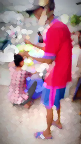 Ông chở hai đứa cháu ra ăn, cô phát thêm bé và ông vài túi sữa. Hôm nay ai củng có sữa là nhờ MTQ đã hổ trợ 😊 