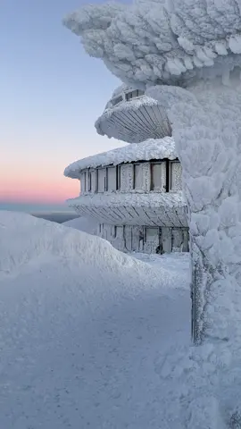 zimko dawaj dawaj ❄️ #gory #mountains #view #trekking #Hiking #nature #wgorachjestwszystkocokocham #goroholicy #polishgirl #mountain #mountaingirl #morning #wgorach #naszlaku #gorskiewedrowki #karkonosze #karkonoszemountains #sunrise #wschodslonca #mojswiat #sniezka #snezka 